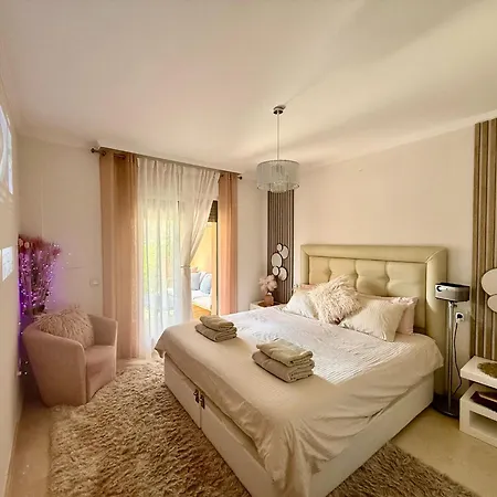 Golf Apartment *